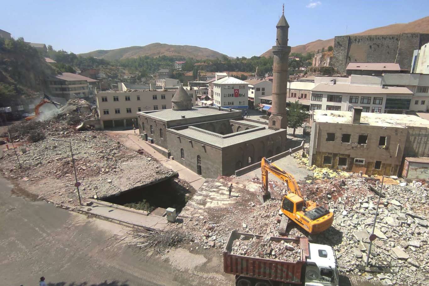Bitlis'te "Dere Üstü Islah Projesi" kapsamında yıkımlar sürüyor Bitlis'te "Dere Üstü Islah Projesi" kapsamında yıkımlar sürüyor